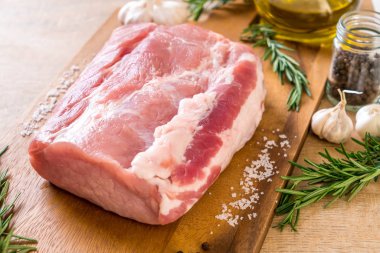 taze domuz ham filetosu ahşap tahta üzerinde