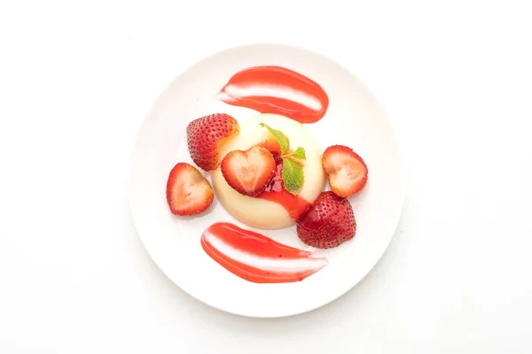 Joghurtpudding Mit Frischen Erdbeeren Isoliert Auf Weißem Hintergrund — Stockfoto