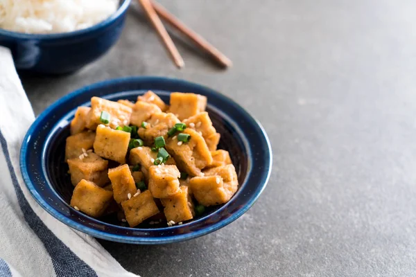 Tofu Frito Uma Tigela Com Gergelim Estilo Comida Saudável Vegan — Fotografia de Stock