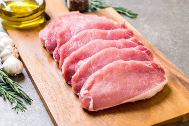 taze domuz ham filetosu ahşap tahta üzerinde