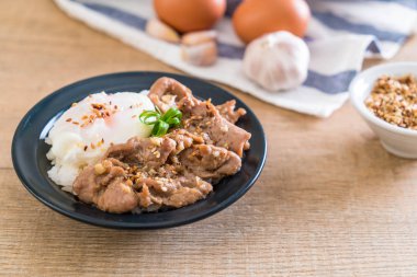 yumurta - Asya gıda tarzı ile tepesinde pirinç Sarımsak soslu tavada kızartılmış domuz eti