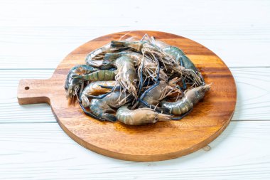 kesme tahtası üzerinde taze mavi karides