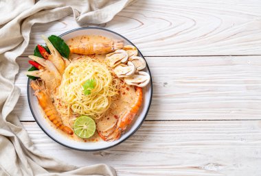 Baharatlı karides spagetti makarna (Tom Yum Goong) - İtalyan Füzyon gıda tarzı