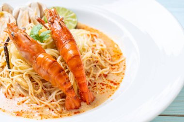 Baharatlı karides spagetti makarna (Tom Yum Goong) - İtalyan Füzyon gıda tarzı