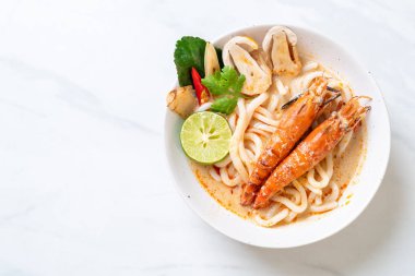 Baharatlı karides udon ramen noodle (Tom Yum Goong) - Japon füzyon gıda tarzı