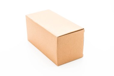 kahverengi karton kutu beyaz arkaplanda izole