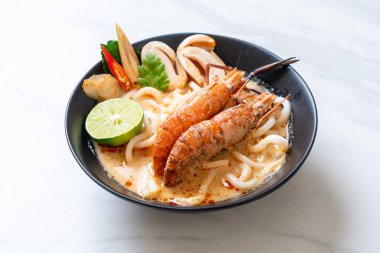 Baharatlı karides udon ramen noodle (Tom Yum Goong) - Japon füzyon gıda tarzı