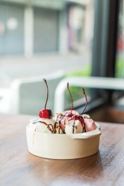 pişmiş hatmi ve dondurma kase ile çikolatalı kek