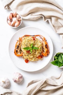 ızgara karides ve domates - İtalyan Füzyon gıda tarzı ile tavada kızartılmış spagetti