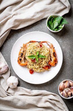 ızgara karides ve domates - İtalyan Füzyon gıda tarzı ile tavada kızartılmış spagetti