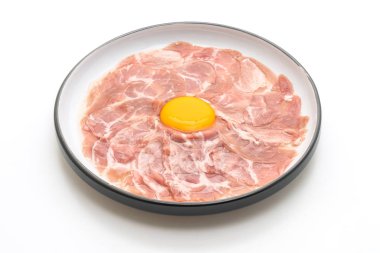 taze dilimlenmiş domuz ham yumurta pişirme veya shabu shabu ve beyaz arka plan üzerinde izole sukiyaki yapma ile