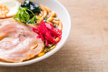 Baharatlı miso udon ramen noodle ile domuz eti - Japon gıda tarzı