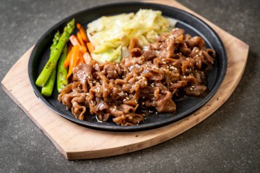 sıcak plaka - Asya tarzı domuz biftek dilimlenmiş