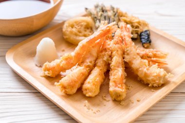 karides tempura (hırpalanmış kızarmış karides) sebze - Japon gıda tarzı