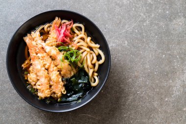 Japon usulü karidesli ramen eriştesi.