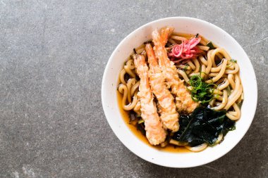 Japon usulü karidesli ramen eriştesi.