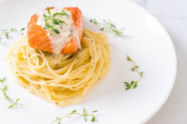 plaka üzerinde kızarmış som balığı spagetti