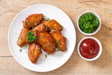 Beyaz susamlı ızgara tavuk kanadı.