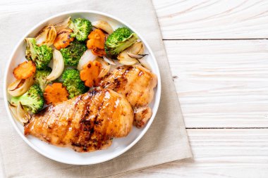 çukurunu tavuk göğsü biftek sebze (brokoli, havuç, soğan ile)