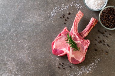 taze domuz pirzolası ham madde ile