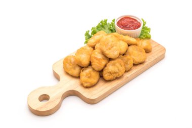 Beyaz arka plan üzerinde izole soslu tavuk nuggets