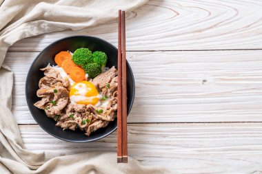 Donburi, domuz eti Pilav kasesi onsen yumurta ve sebze - Japon gıda tarzı