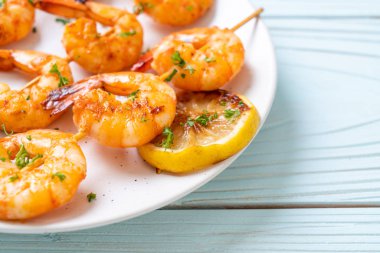 Limon - deniz ürünleri tarzı ile ızgara kaplan karides şiş