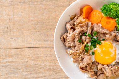 Donburi, domuz eti Pilav kasesi onsen yumurta ve sebze - Japon gıda tarzı
