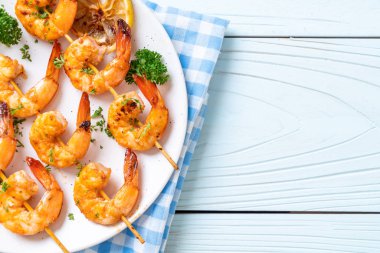 Limon - deniz ürünleri tarzı ile ızgara kaplan karides şiş