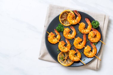 Limon - deniz ürünleri tarzı ile ızgara kaplan karides şiş