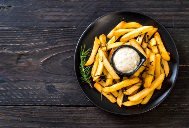 Soslu patates kızartması - sağlıksız yemek.