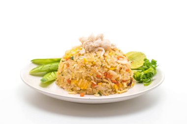 Beyaz arka plan üzerinde izole Yengeç kızarmış pilav