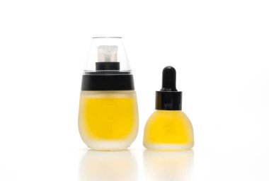 Beyaz arka plan üzerinde izole cilt bakım kremi serum yağı kozmetik ambalaj