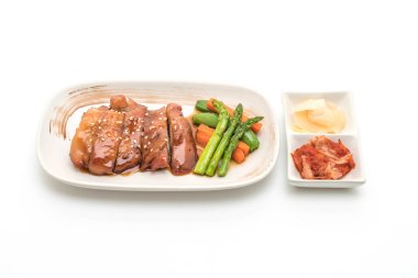 Beyaz arka plan üzerinde izole teriyaki chiciken biftek