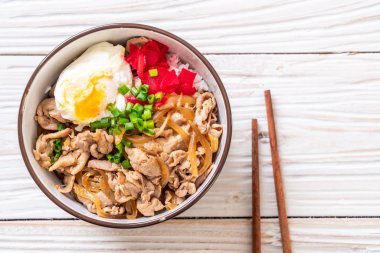 Yumurtalı domuz pirinci kasesi (Donburi) - Japon yemeği tarzı.