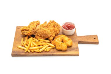 Beyaz arka plan üzerinde izole kızarmış tavuk patates kızartması ve nuggets yemek (abur cubur ve sağlıksız yiyecek)