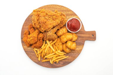 Beyaz arka plan üzerinde izole kızarmış tavuk patates kızartması ve nuggets yemek (abur cubur ve sağlıksız yiyecek)