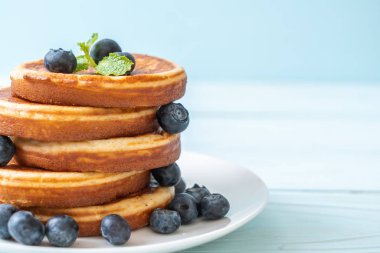 Taze yaban mersinli gözleme.