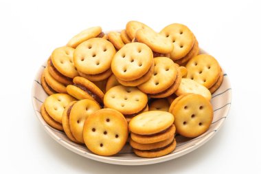 Beyaz arka planda izole edilmiş ananas reçelli hindistan cevizi bisküvisi