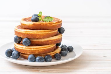 Taze yaban mersinli gözleme.