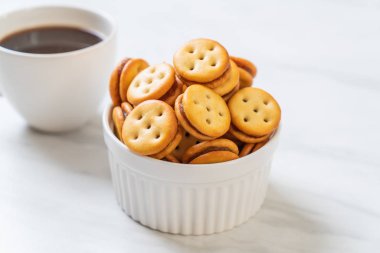 Hindistan cevizli bisküvi ve ananas reçeli.