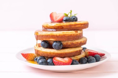 taze yaban mersini, taze çilek ve bal ile sufle gözleme