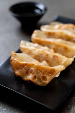 Japon gyoza 'sı ya da soya soslu hamur tatlısı.