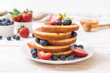 taze yaban mersini, taze çilek ve bal ile sufle gözleme