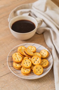 Hindistan cevizli bisküvi ve ananas reçeli.