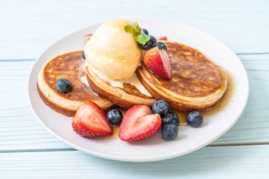 Yabanmersinli gözleme, çilek, bal ve vanilyalı dondurma.