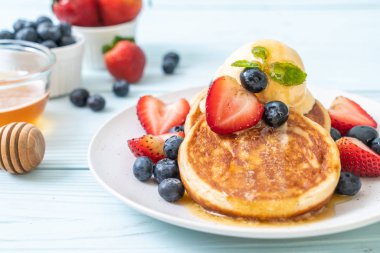 Yabanmersinli gözleme, çilek, bal ve vanilyalı dondurma.
