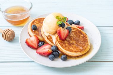 Yabanmersinli gözleme, çilek, bal ve vanilyalı dondurma.