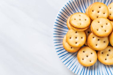 Hindistan cevizli bisküvi ve ananas reçeli.