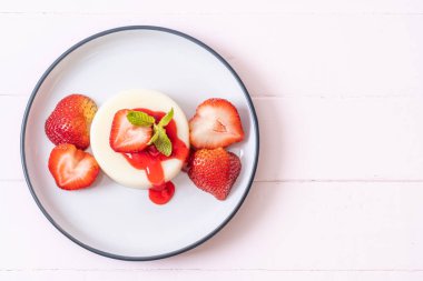 taze çilek - sağlıklı yemek ve tatlı ile yoğurt puding